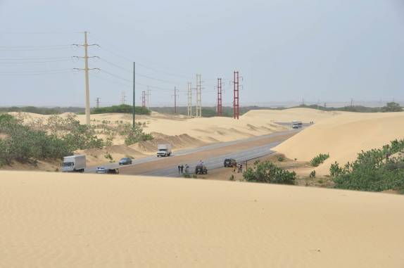 Estrada passa pelas dunas dos Médanos de Coro, na entrada da península de Paraguaná, no noroeste da Venezuela
